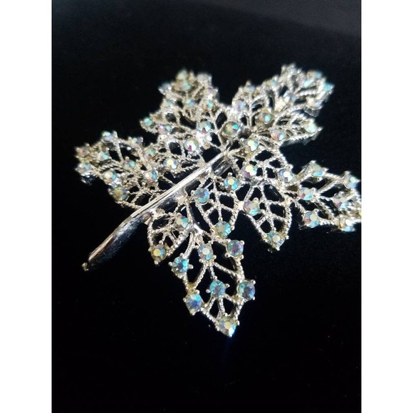 DODDS Rhinestone Maple Leaf Brooch - Picture 5 of 10
